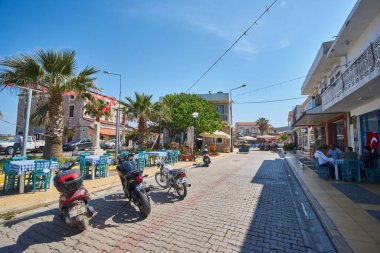 CESME, TURKEY - 25 Nisan 2018: Kıyı kenti Cesme Turkey 'in gezinti alanı