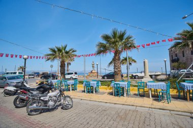 CESME, TURKEY - 25 Nisan 2018: Kıyı kenti Cesme Turkey 'in gezinti alanı