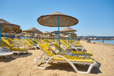 CESME -TURKEY - 25 Nisan 2018: Açık deniz kıyısındaki Ilica plajında boş güneşlikler, Cesme, Türkiye