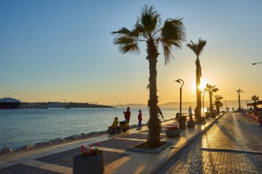 CESME, TURKEY - 25 Nisan 2018: Kıyı kenti Cesme Turkey 'in gezinti alanı