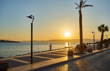 CESME, TURKEY - 25 Nisan 2018: Kıyı kenti Cesme Turkey 'in gezinti alanı