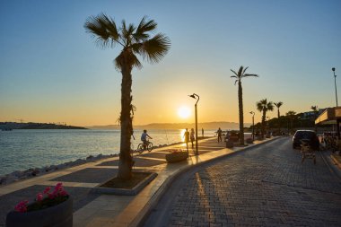 CESME, TURKEY - 25 Nisan 2018: Kıyı kenti Cesme Turkey 'in gezinti alanı