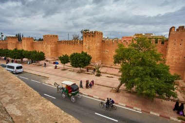 Taroudant, Fas - 10 Şubat 2017: Kale duvarı, yol ve kaldırım Taroudant Fas
