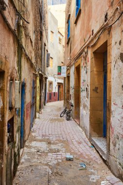 Essaouira, Fas - 12 Şubat 2017: Rezidans evlerinin bej ve beyaz duvarları olan eski şehrin dar sokakları. Essaouira, Fas.