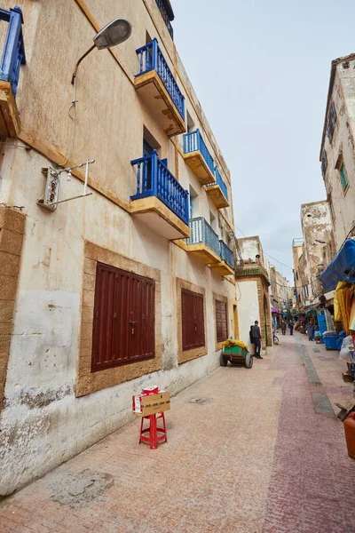 Essaouira Morocco 2017年2月12日 旧城的窄街 有米黄色和白色的住宅墙壁 Essaouira 摩洛哥 — 图库照片