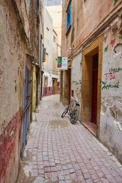 Essaouira Morocco 2017年2月12日 旧城的窄街 有米黄色和白色的住宅墙壁 Essaouira 摩洛哥 — 图库照片