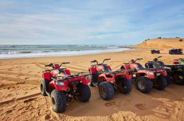 Atlantik Okyanusu 'nun kumlu sahillerinde birkaç ATV var.