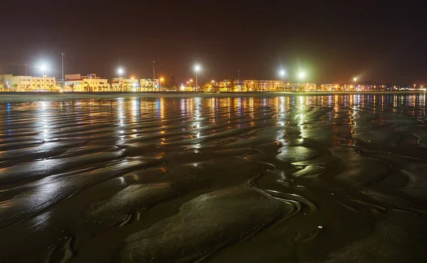 Água Recuando Maré Baixa Com Linhas Texturizadas Areia Luz Solar — Fotografia de Stock