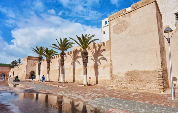 モロッコのエサウイラにあるメディナ入口の塔と旧市街の壁 — ストック写真