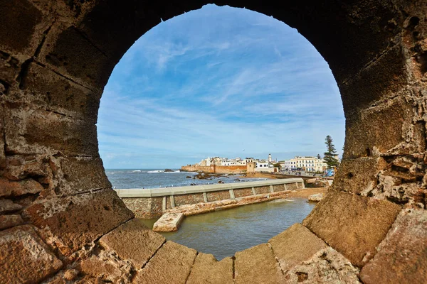 エサウイラ ラムパーツはモロッコの要塞の窓から眺めます エサオイラ Essaouira モロッコ西部の大西洋岸に位置する都市 — ストック写真