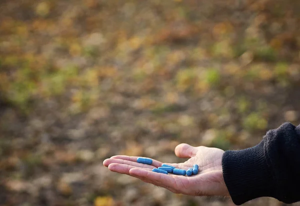 Großaufnahme Männlicher Hände Mit Blauen Pillen Der Hand Natürlicher Hintergrund — Stockfoto