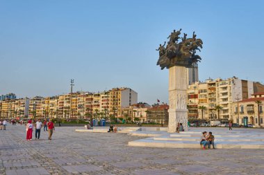 İzmir, Türkiye - 4 Mayıs 2018: İzmir limanındaki Cumhuriyet Ağacı Anıtı. İzmir rıhtımındaki Türk ordusunun anıtı..