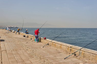 İzmir, Türkiye - 4 Mayıs 2018: Ege Denizi 'nin İzmir İzmir kıyılarında balıkçılar.