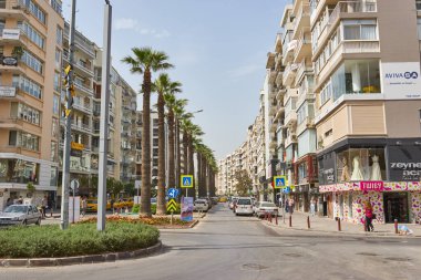 İzmir, Türkiye - 4 Mayıs 2018: Ord. adında yaya bir alışveriş caddesi. Prof. Ekrem Akurgal Cd İzmir 'in Bayrakli ilçesinde. Alışveriş caddesinde yürüyen insanlar.