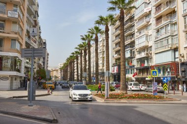 İzmir, Türkiye - 4 Mayıs 2018: Ord. adında yaya bir alışveriş caddesi. Prof. Ekrem Akurgal Cd İzmir 'in Bayrakli ilçesinde. Alışveriş caddesinde yürüyen insanlar.
