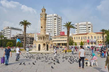 İzmir, Türkiye - 4 Mayıs 2018: İzmir, Türkiye 'de Konak kare manzarası. İzmir Saat Kulesi kentin en tanınmış simgesidir..