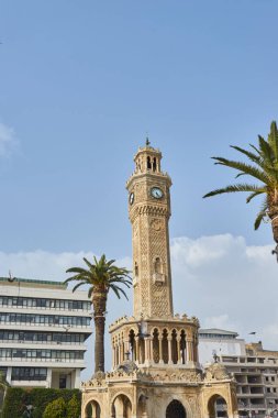 İzmir, Türkiye - 4 Mayıs 2018: İzmir, Türkiye 'de Konak kare manzarası. İzmir Saat Kulesi kentin en tanınmış simgesidir..
