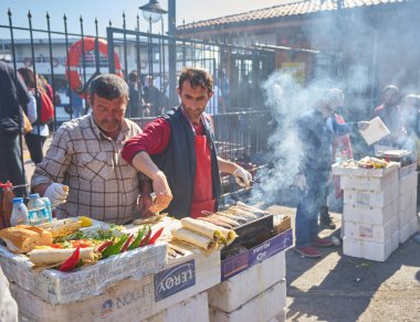 İSTANBUL, TURKEY - 23 Nisan 2018: İstanbul yan sokağında tanımlanamayan satıcı sokak yemekleri, yerel halk ve gezginler için daha ucuz olan pek çok çeşit yiyecek