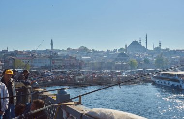 İstanbul, Türkiye - 22 Nisan 2018: İstanbul, Türkiye 'deki Galata Köprüsü' ndeki balıkçılar ve kalabalık