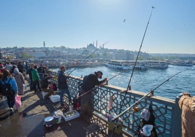 İstanbul, Türkiye - 22 Nisan 2018: İstanbul, Türkiye 'deki Galata Köprüsü' ndeki balıkçılar ve kalabalık