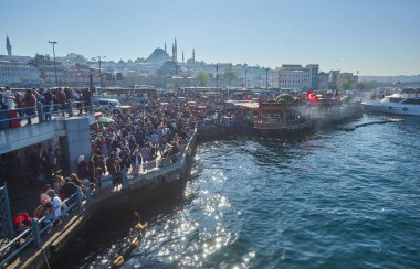 İstanbul, Türkiye - 22 Nisan 2018: Türkiye 'nin İstanbul kentinde Türkiye' de fast food satan satıcıların bulunduğu Eminenu kıyısı boyunca çok sayıda insan yürüyor