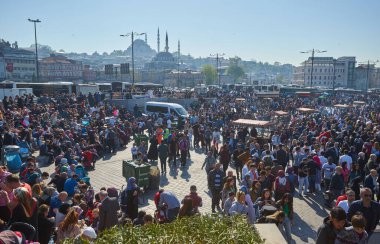 İstanbul, Türkiye - 22 Nisan 2018: Türkiye 'nin İstanbul kentinde Türkiye' de fast food satan satıcıların bulunduğu Eminenu kıyısı boyunca çok sayıda insan yürüyor