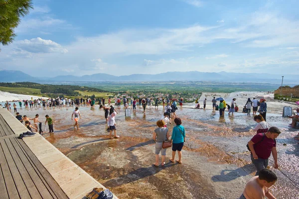 Pamukkale Turkey 2016 아시아 국적을 관광객들이 긴장을 파루크 공원에서 사진을 — 스톡 사진