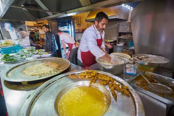 Istanbul Turquía Abril 2018 Comida Callejera Venta Identificada Calle Estambul — Foto de Stock