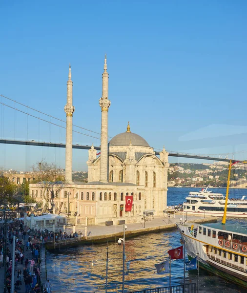 Ortakoy Istanbul Turkey April 2018 Över Ortakoy Moskén Med Människor — Stockfoto