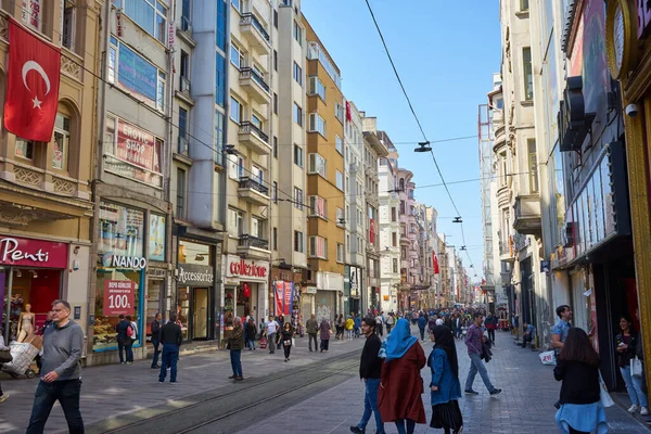 İstanbul, Türkiye 23 Nisan 2018: Taksim İstiklal Caddesi 'nde Nostaljik Kızıl Tramvay. Taksim İstiklal Caddesi İstanbul 'da popüler bir yerdir. Beyoğlu, Taksim, İstanbul. Türkiye.