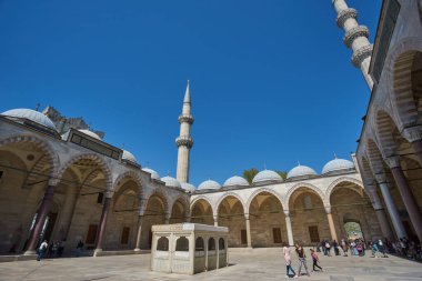 İSTANBUL, TURKEY - 23 Nisan 2018: Süleyman Camii 'nin avlusu. Süleyman Camii, İstanbul 'un en büyük camii ve İstanbul' un en tanınmış camilerinden biridir..