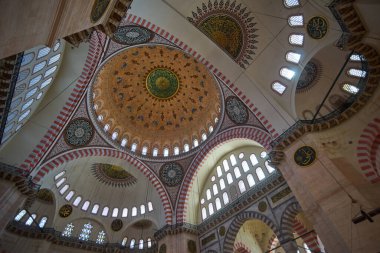 İSTANBUL, TURKEY - 23 Nisan 2018: Sultan Ahmed Camii Mavi Camii 'nin İçi. Cami 1609-1616 yılları arasında Sultan Ahmet döneminde mimar Sedefkar Mehmed Ağa 'nın tasarımıyla inşa edildi.