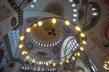 İSTANBUL, TURKEY - 23 Nisan 2018: Sultan Ahmed Camii Mavi Camii 'nin İçi. Cami 1609-1616 yılları arasında Sultan Ahmet döneminde mimar Sedefkar Mehmed Ağa 'nın tasarımıyla inşa edildi.