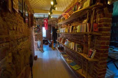 İSTANBUL, TURKEY - 23 Nisan: İstanbul, Türkiye 'deki Grand Bazaar' da eş zamanlı kütüphane