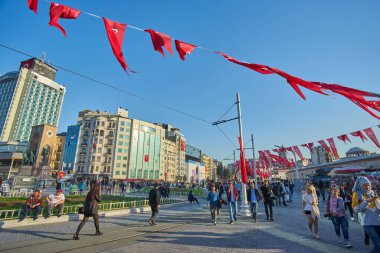 İstanbul, Türkiye - 23 Nisan 2018: İstanbul 'da Taksim İstiklal Caddesi, Taksim Meydanı İstanbul' da popüler bir turizm beldesi.