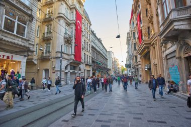 İstanbul, Türkiye 23 Nisan 2018: Taksim İstiklal Caddesi 'nde Nostaljik Kızıl Tramvay. Taksim İstiklal Caddesi İstanbul 'da popüler bir yerdir. Beyoğlu, Taksim, İstanbul. Türkiye.