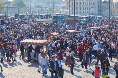İstanbul, Türkiye - 22 Nisan 2018: Türkiye 'nin İstanbul kentinde Türkiye' de fast food satan satıcıların bulunduğu Eminenu kıyısı boyunca çok sayıda insan yürüyor