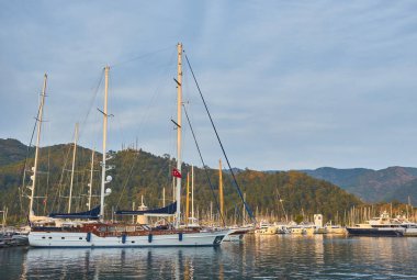 MARİS, TURKEY - 28 Nisan 2018: Türkiye 'nin Marmaris kentinde deniz kenarında gezinti