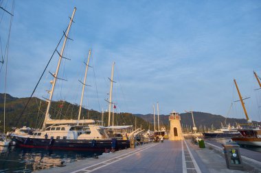 MARİS, TURKEY - 28 Nisan 2018: Türkiye 'nin Marmaris kentinde deniz kenarında gezinti