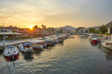 MARİS, TURKEY - 28 Nisan 2018: Türkiye 'nin Marmaris kentinde deniz kenarında gezinti