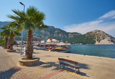 MARİS, TURKEY - 28 Nisan 2018: Türkiye 'nin Marmaris kentinde deniz kenarında gezinti