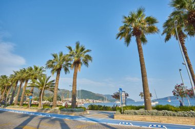 MARİS, TURKEY - 28 Nisan 2018: Türkiye 'nin Marmaris kentinde deniz kenarında gezinti