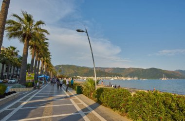 MARİS, TURKEY - 28 Nisan 2018: Türkiye 'nin Marmaris kentinde deniz kenarında gezinti