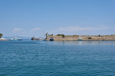 KOS ISLAND, GREECE - Mayıs 02, 2018: Kos Adası 'ndaki Kos Town Limanı ve Neratzia Kalesi duvar manzarası. Yunanistan