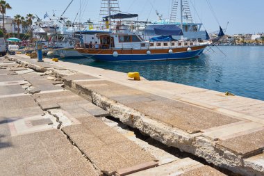 KOS ISLAND, GREECE - Mayıs 02, 2018: Kos Adası 'ndaki Kos Town Limanı ve Neratzia Kalesi duvar manzarası. Yunanistan