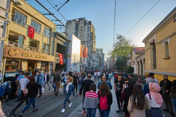 İstanbul, Türkiye 23 Nisan 2018: Taksim İstiklal Caddesi 'nde Nostaljik Kızıl Tramvay. Taksim İstiklal Caddesi İstanbul 'da popüler bir yerdir. Beyoğlu, Taksim, İstanbul. Türkiye.