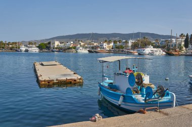KOS ISLAND, GREECE - Mayıs 02, 2018: Kos Adası 'ndaki Kos Town Limanı ve Neratzia Kalesi duvar manzarası. Yunanistan