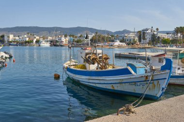 KOS ISLAND, GREECE - Mayıs 02, 2018: Kos Adası 'ndaki Kos Town Limanı ve Neratzia Kalesi duvar manzarası. Yunanistan