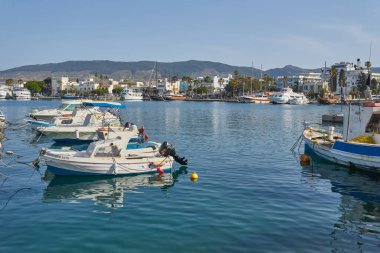KOS ISLAND, GREECE - Mayıs 02, 2018: Kos Adası 'ndaki Kos Town Limanı ve Neratzia Kalesi duvar manzarası. Yunanistan