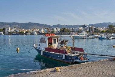 KOS ISLAND, GREECE - Mayıs 02, 2018: Kos Adası 'ndaki Kos Town Limanı ve Neratzia Kalesi duvar manzarası. Yunanistan